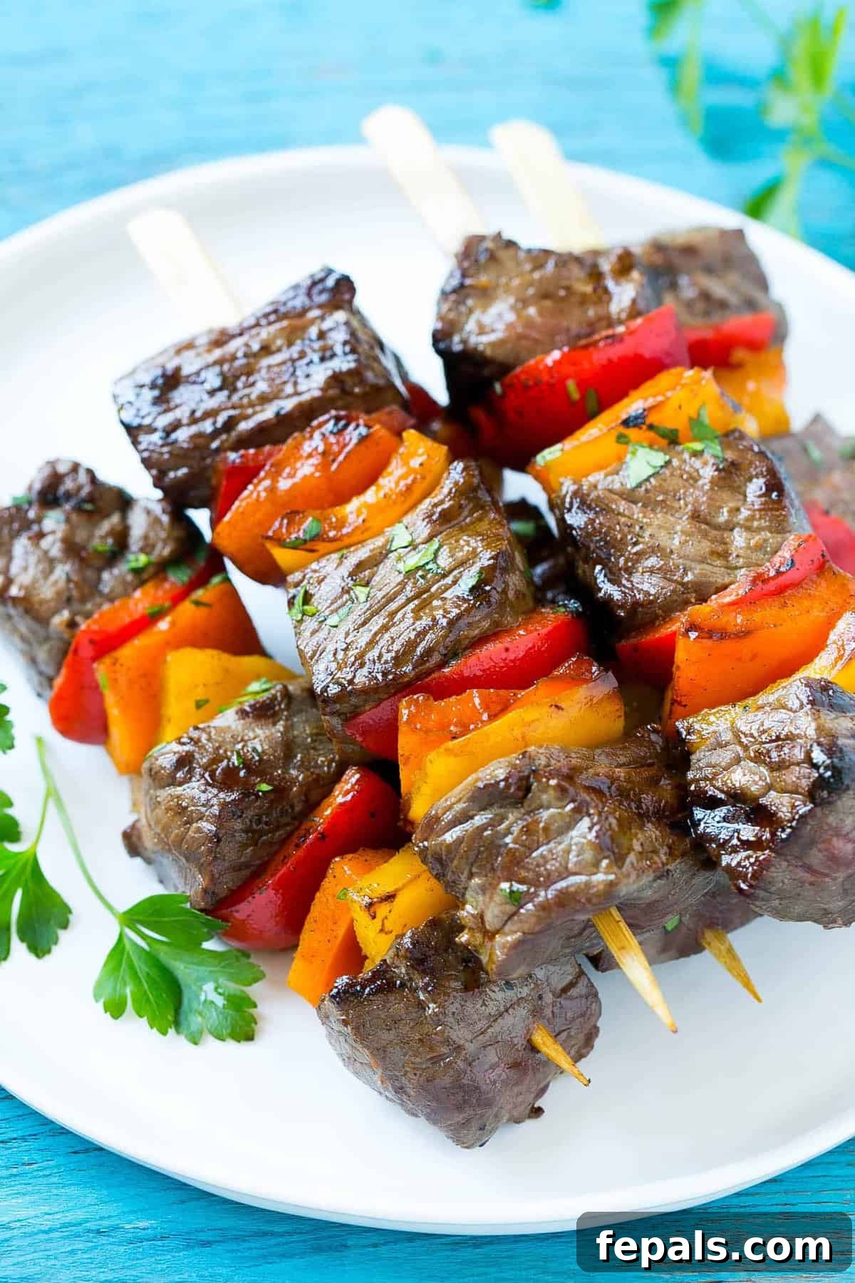 Perfectly Grilled Beef and Pepper Kabobs Steak and pepper kabobs ready for grilling, showcasing lean beef and colorful vegetables on skewers.
