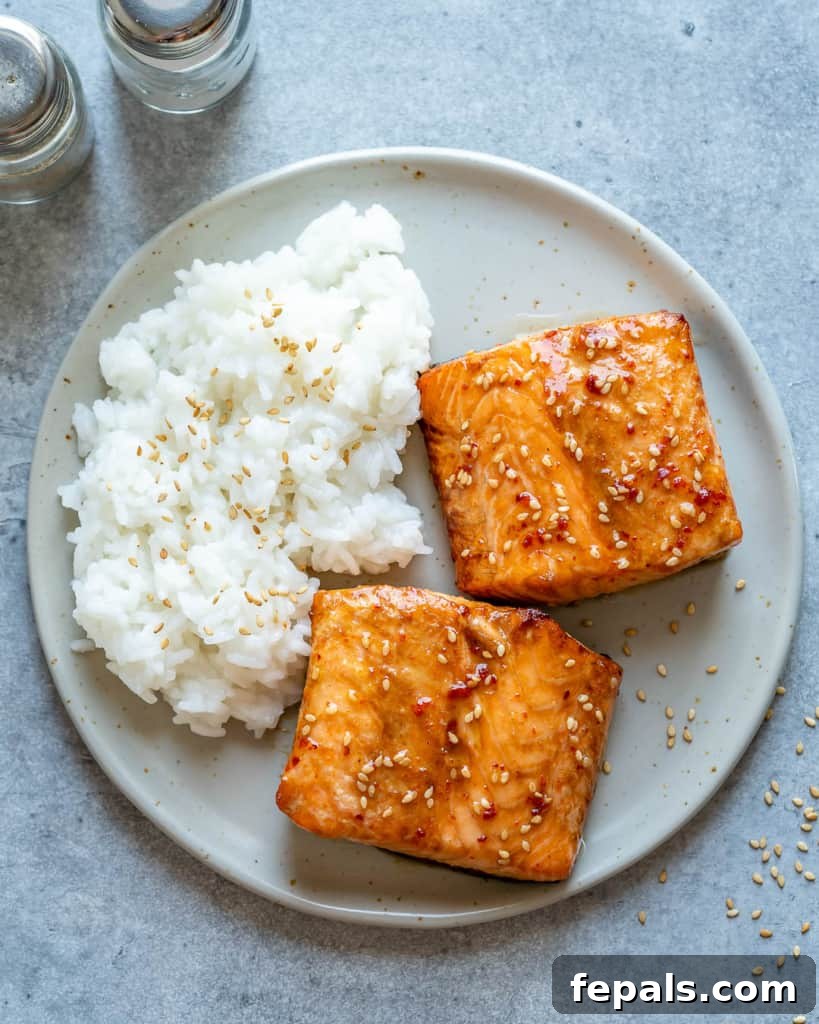 Airfryer'da Nar Gibi Kızarmış Ballı Somon 4 Top-down view of a plate featuring perfectly air-fried honey glazed salmon alongside fluffy white rice.