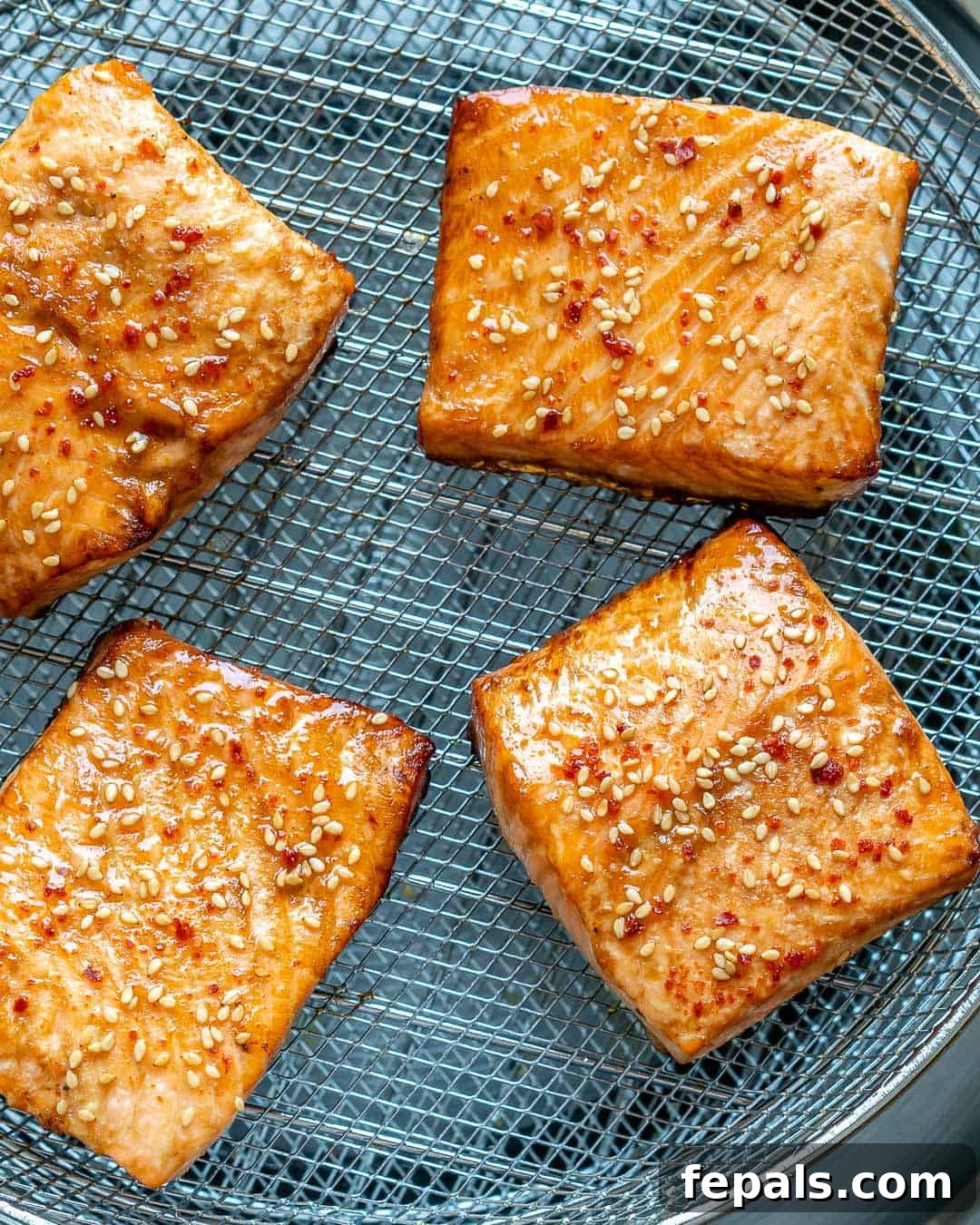 Airfryer'da Nar Gibi Kızarmış Ballı Somon 8 Sprinkling sesame seeds and chili flakes over the glazed salmon fillets for added flavor and texture.