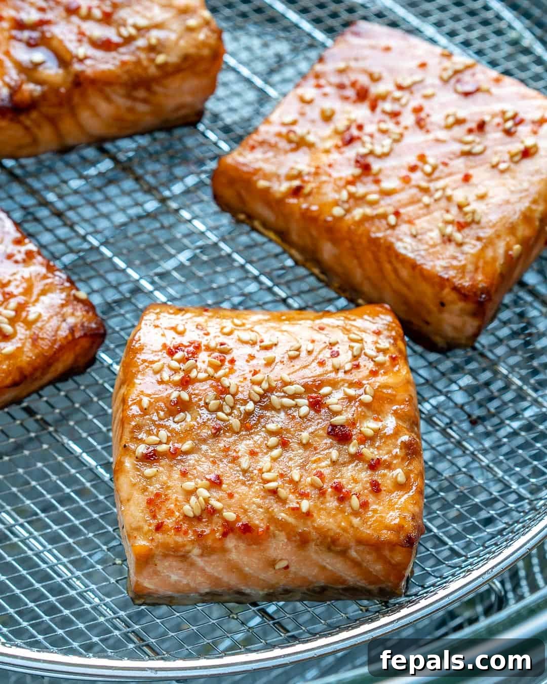 Airfryer'da Nar Gibi Kızarmış Ballı Somon 9 A close-up shot of the perfectly cooked honey glazed air fryer salmon, ready to be served.