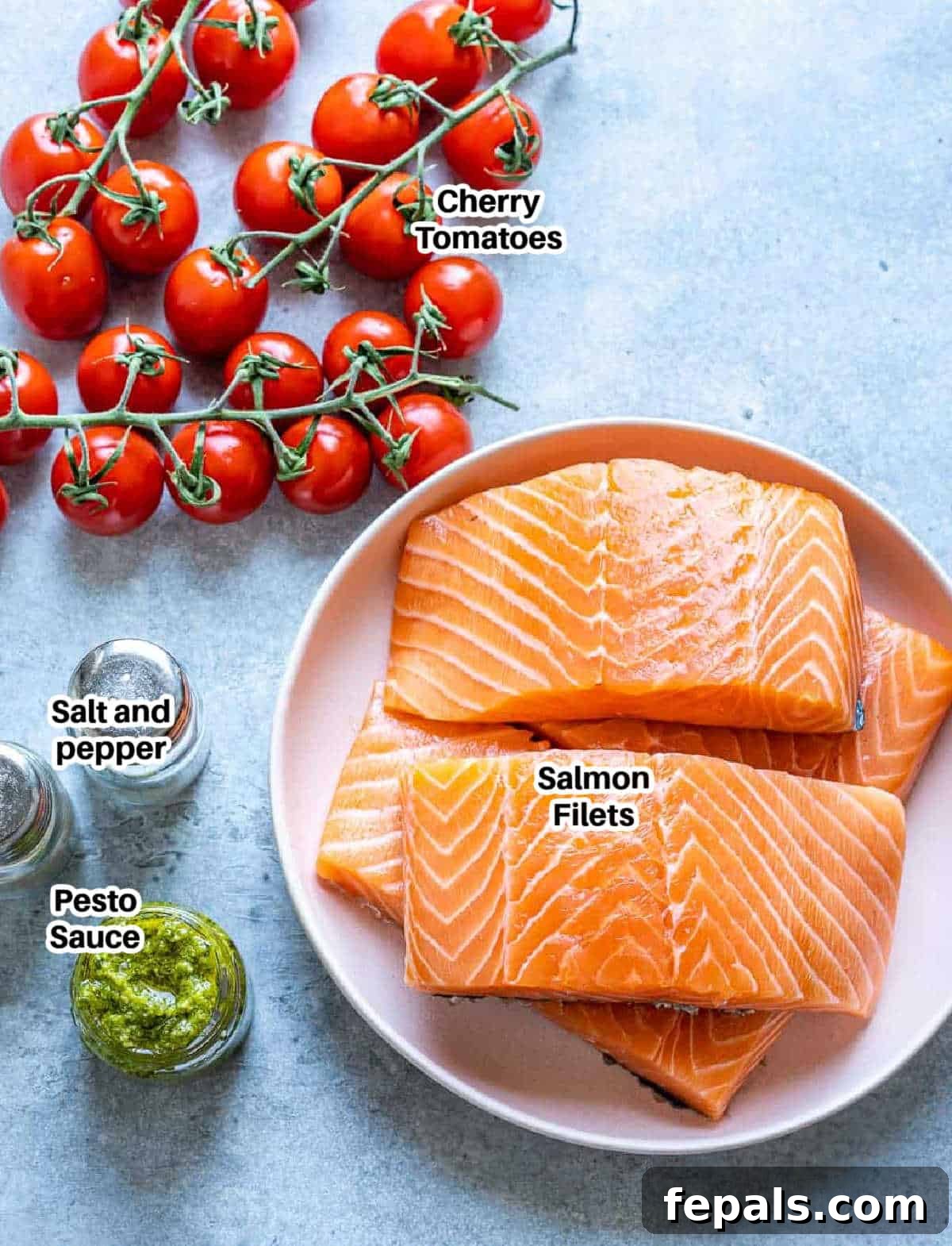 ingredients to make pesto salmon: salmon fillets, pesto, cherry tomatoes, salt, pepper