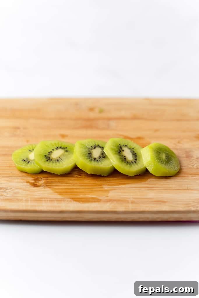 Effortless Kiwi Cutting Techniques 9 Kiwi cut into round slices.