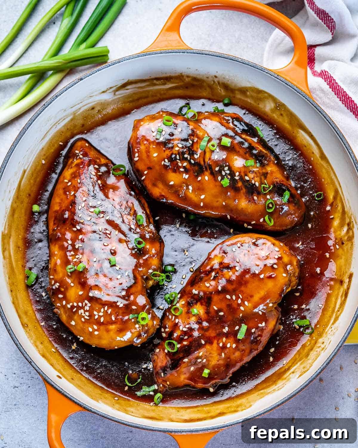 pan with Asian chili chicken breasts in sauce 