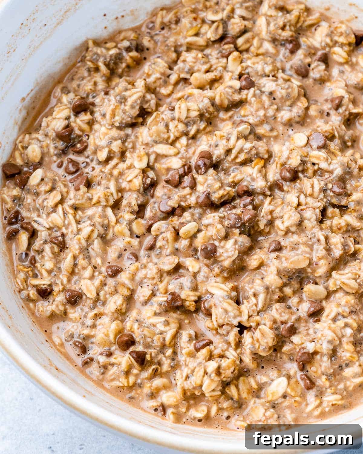 Guilt-Free Cookie Dough Oats 7 Geceden kalma yulaf için tüm ıslak ve kuru malzemeler büyük beyaz bir kapta iyice karıştırılmış, düzgün bir harç oluşturmuş.