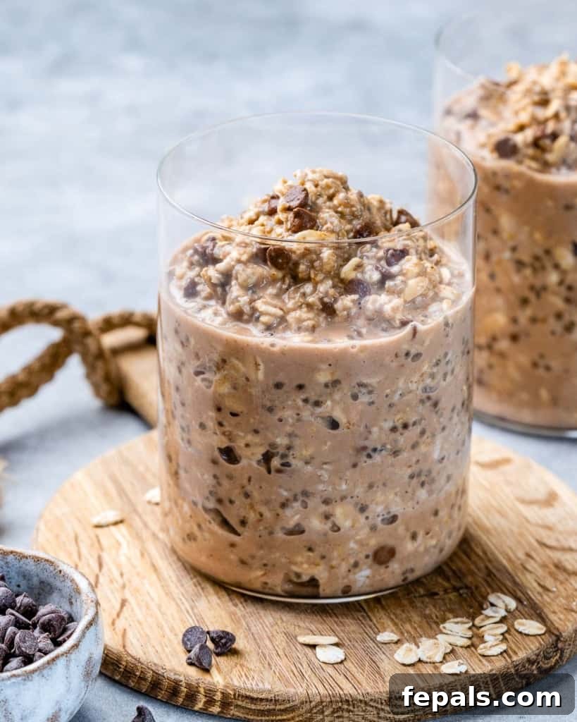 Guilt-Free Cookie Dough Oats 9 Kavanozdaki yoğun ve kremalı kurabiye hamuru geceden kalma yulafın yakın çekim yan görünüşü, çekici dokusunu vurguluyor.