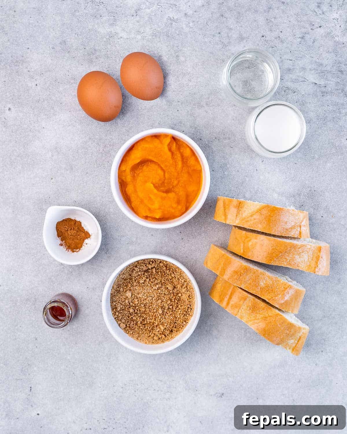 Slices of thick bread, pumpkin puree, coconut sugar, eggs, milk and spices.