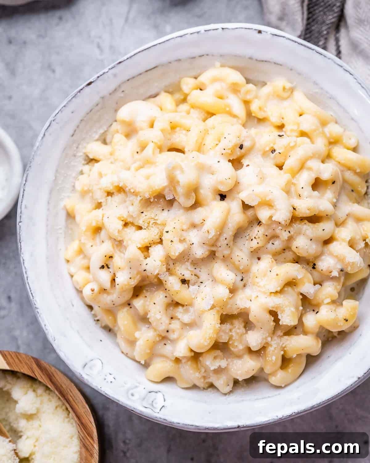 Slow Cooker Cheesy Dream 2 A bowl of creamy Crockpot Mac and Cheese ready to be served, highlighting its rich texture and golden color.